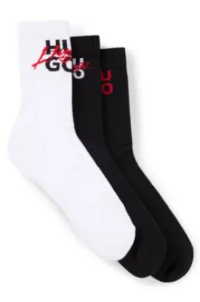 Paquete de tres pares de calcetines cortos con detalles de logos