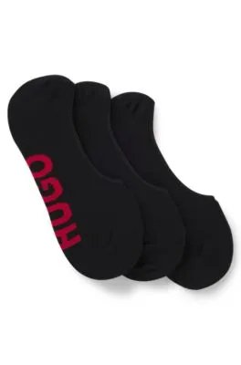 Paquete de tres pares de calcetines invisibles con etiquetas con logos de gran tamaño