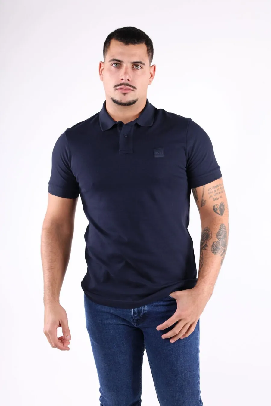 Polo azul oscuro con minilogo recuadro 